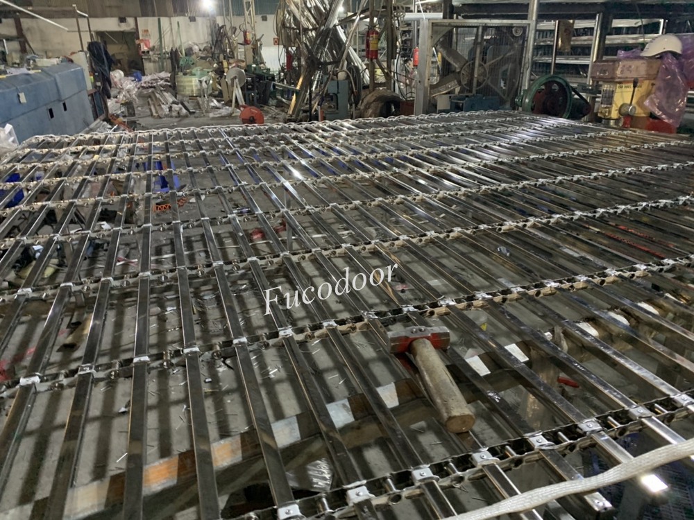 Cửa cuốn lưới song ngang inox vuông, cửa cuốn khớp thoáng 20x20