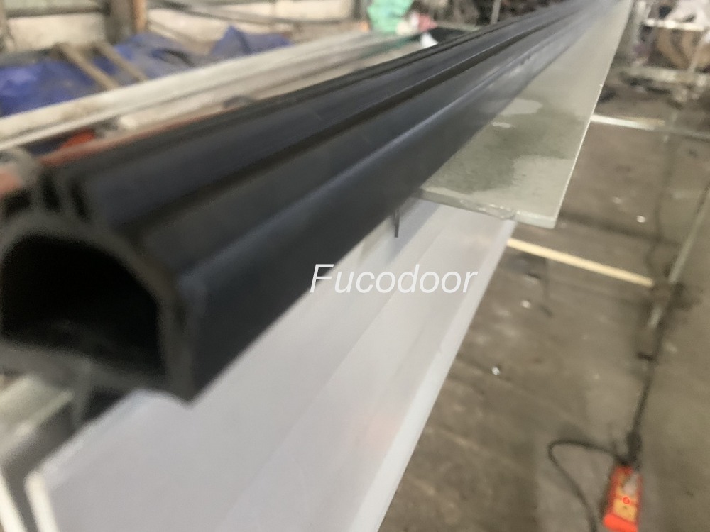 Cửa cuốn song ngang sơn tĩnh điện hộp vuông 20x20 dầy 1.2ly, ray bản 200mm và 150mm, Fucodoor