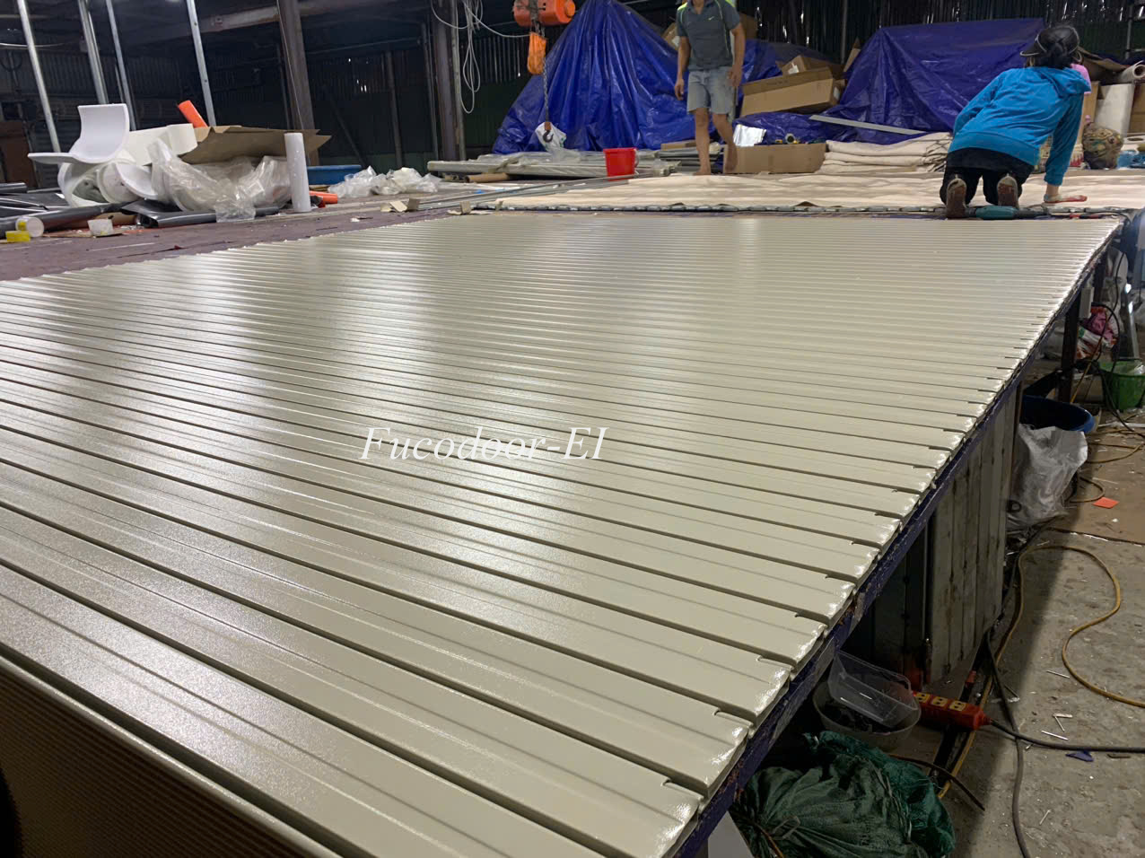 Cửa cuốn ngăn cháy cách nhiệt, chống cháy EI, EI 60 phút, EI70, Cửa cuốn chống cháy có bộ phận nan cửa được cấu tạo từ các vật liệu ngăn chặn sự truyền nhiệt và các đám khói
