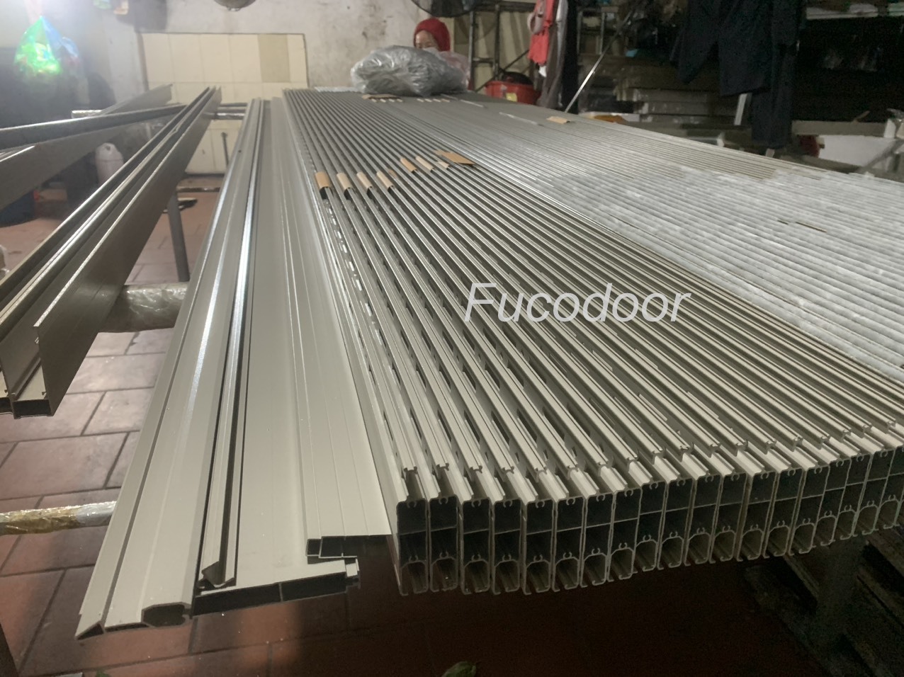 Cửa cuốn nhôm khe thoáng motor tại Hưng Yên