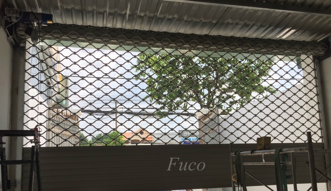 Cửa cuốn mắt võng sơn tĩnh điện và INOX 304