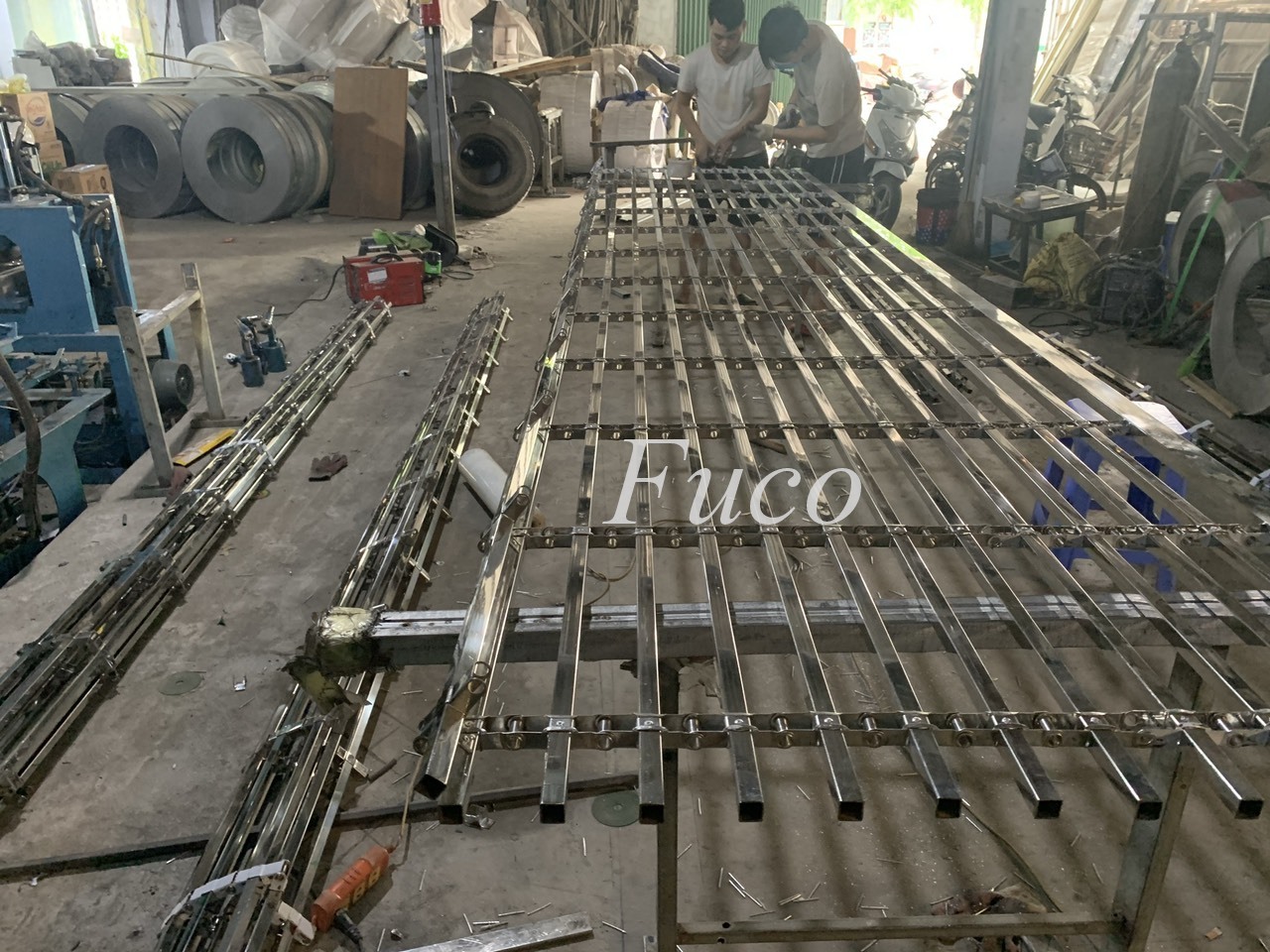 Cửa cuốn song ngang hộp 20x20, INOX 201 và INOX 304