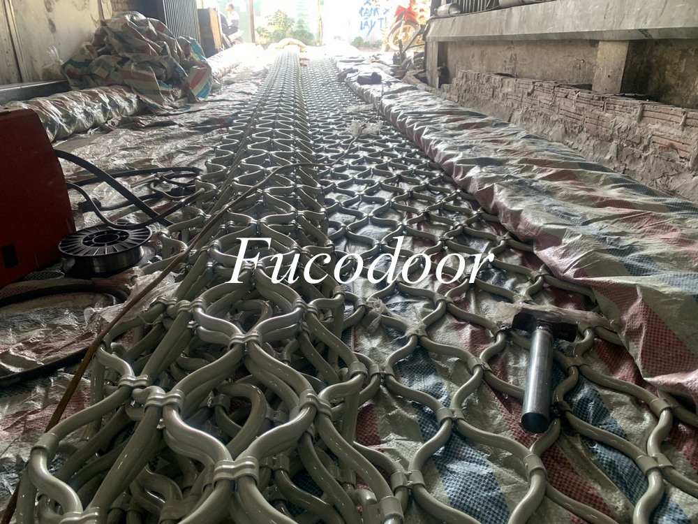 ទ្វារវិលជាមួយនឹងអង្រឹង និងភ្នែកសំណាញ់