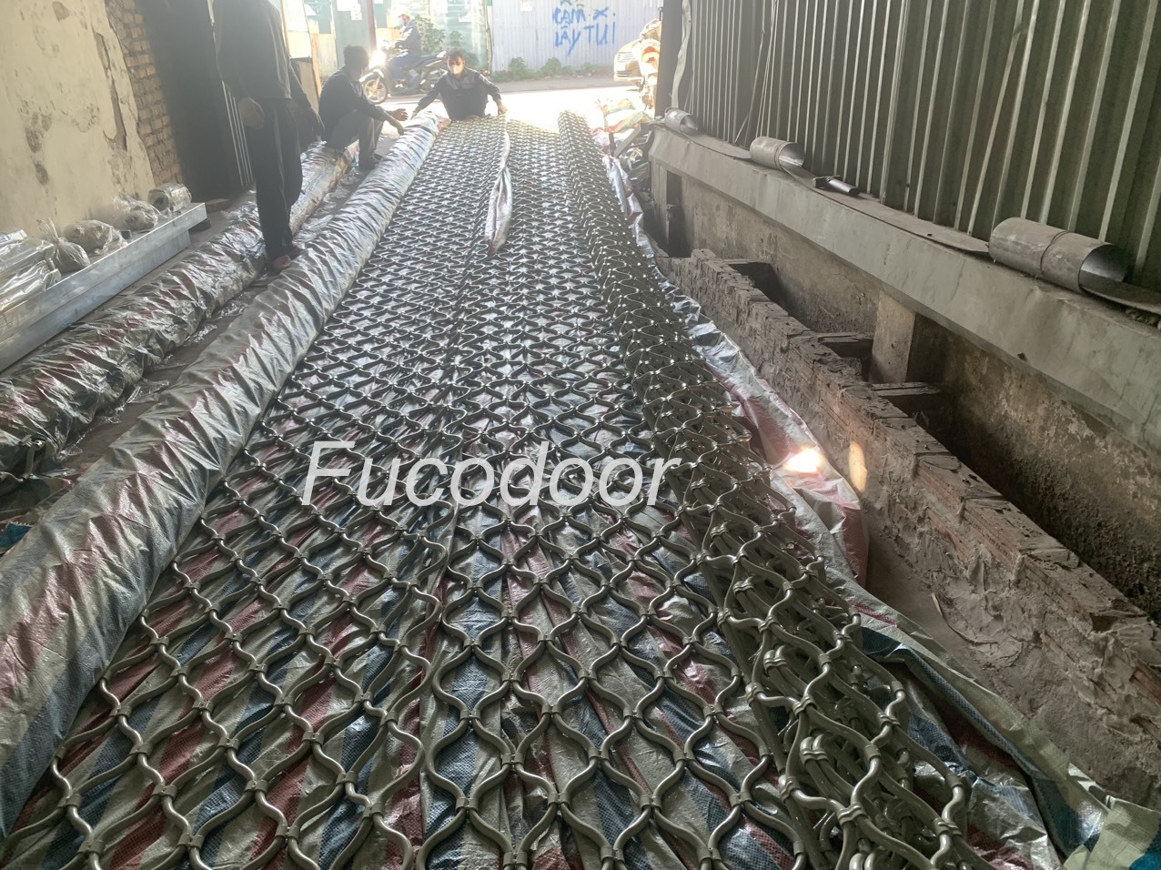 Cửa cuốn mắt võng inox 304, và sơn tĩnh điện
