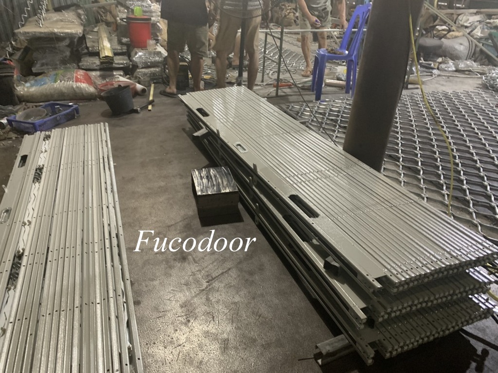 cửa xếp u đúc mạ màu, cửa xếp u đúc tán vỉ